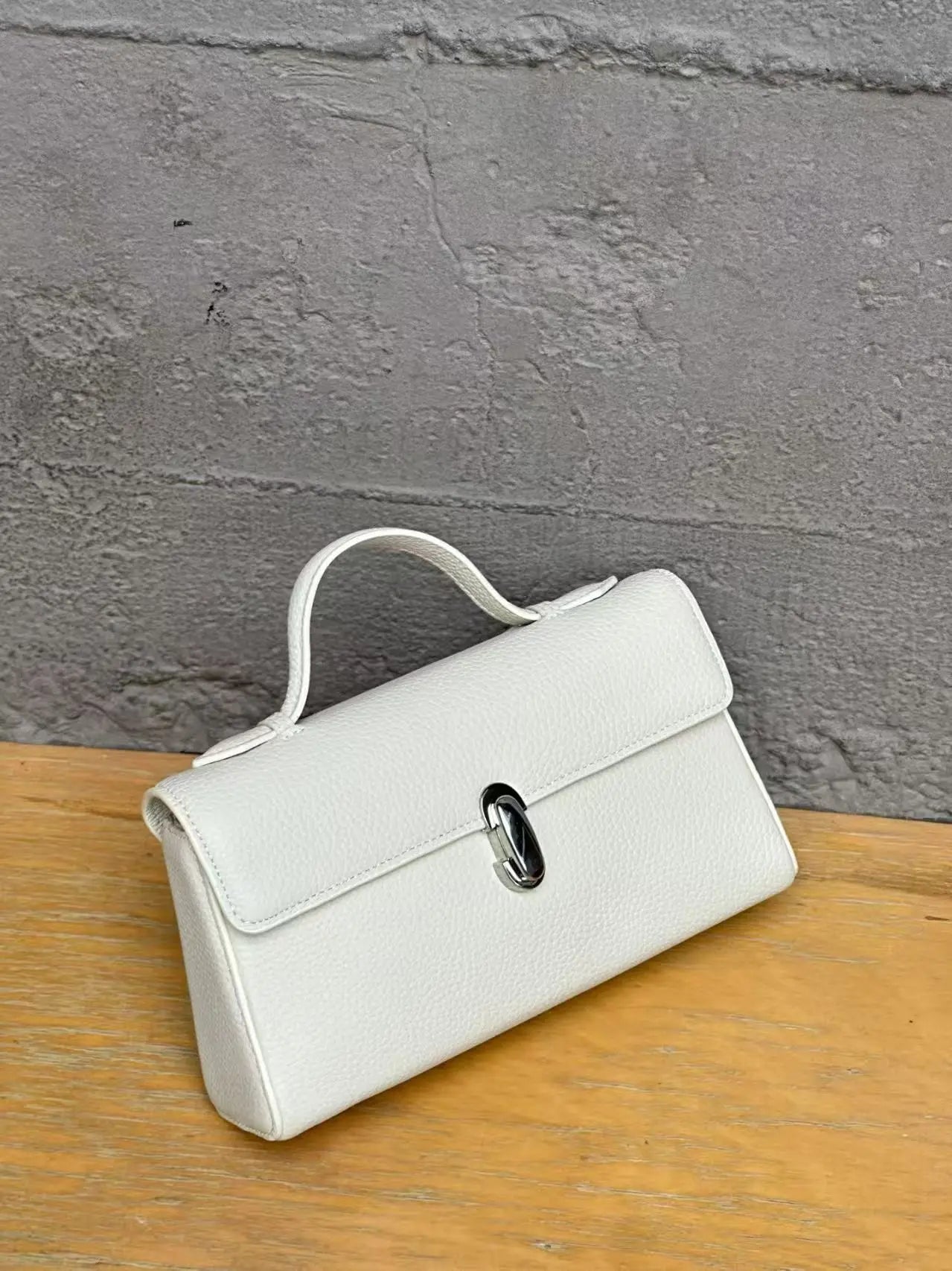 2026 Spring and Summer New Leather Women's Fashionable and Simple Versatile Messenger Bag Candy-colored Commuter Cover Small