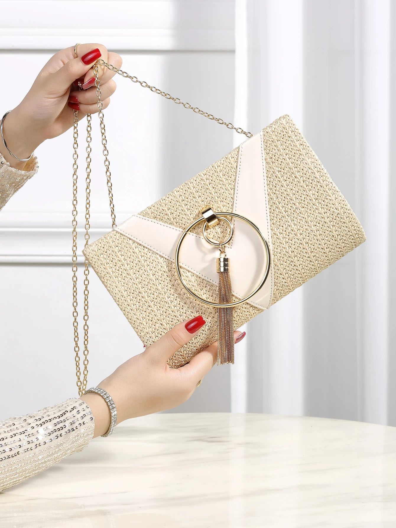 Glitter clutch bag with tassel decoration and loop handle, evening bag for evening party, fashionable and versatile women's bag