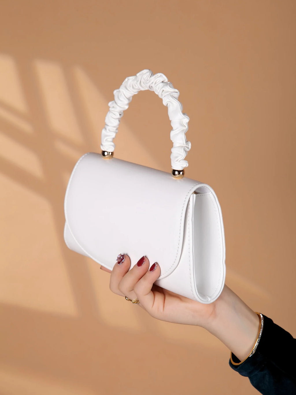 Elegant light luxury solid color women's handbag, fashionable and romantic banquet clutch, suitable for women's daily use.