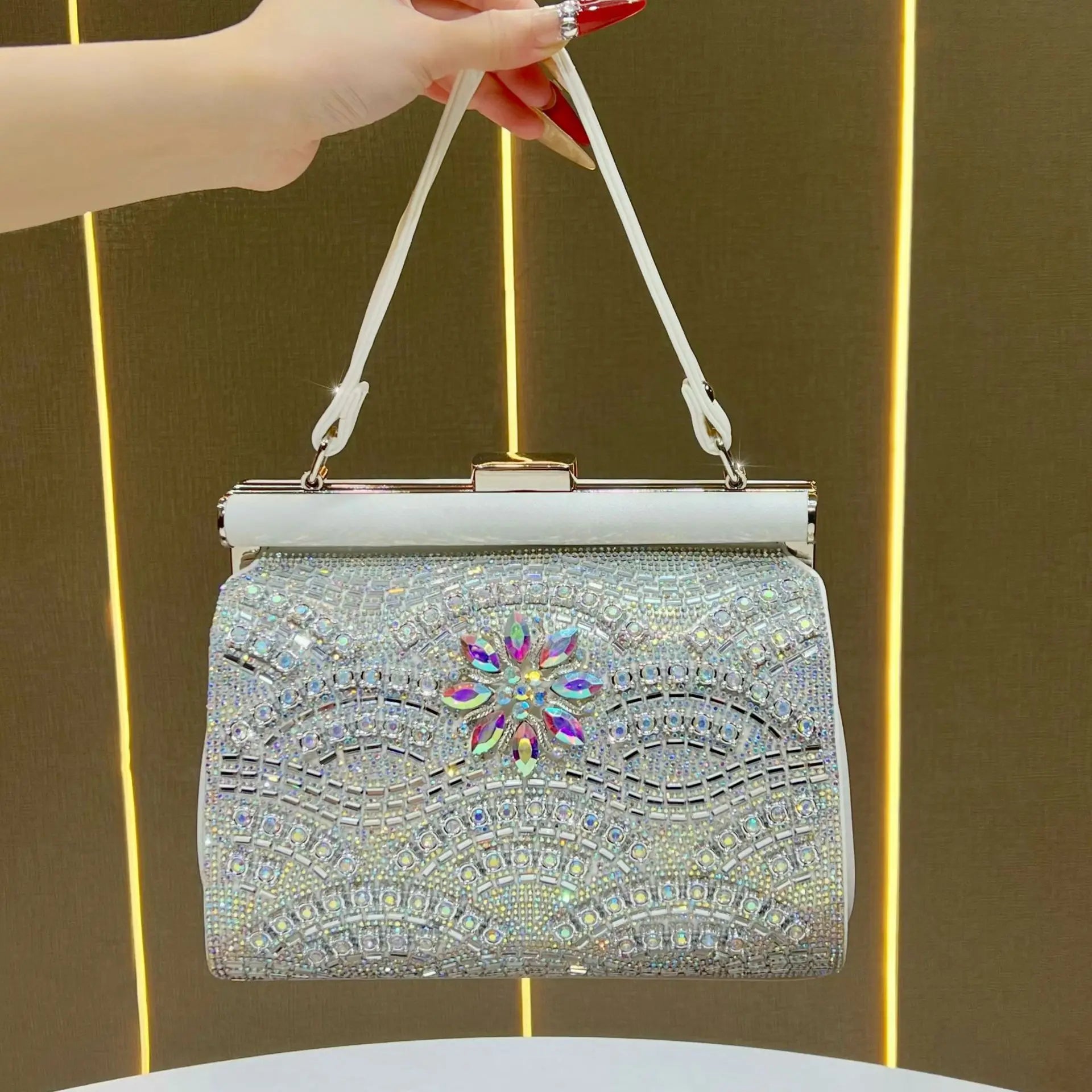 New light luxury dinner bag, shiny diamond-encrusted handbag, shoulder messenger bag, high-end celebrity evening bag.