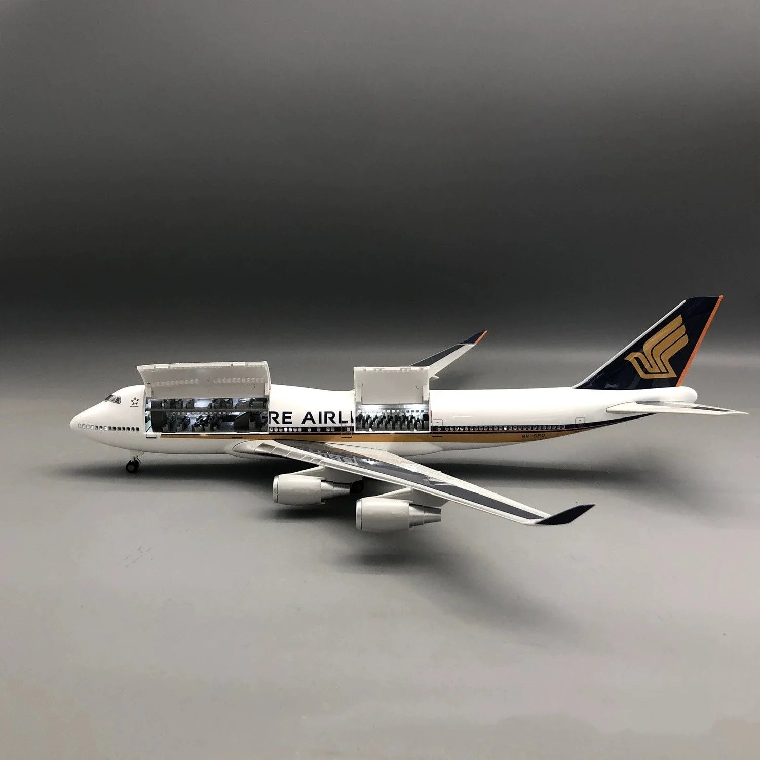 47cm Diecast 1:160 Scale Airplanes B747 Singapore Airways Resin Plane Model Kit Opened Hatch Door With LED Aviation Hobbies Toy