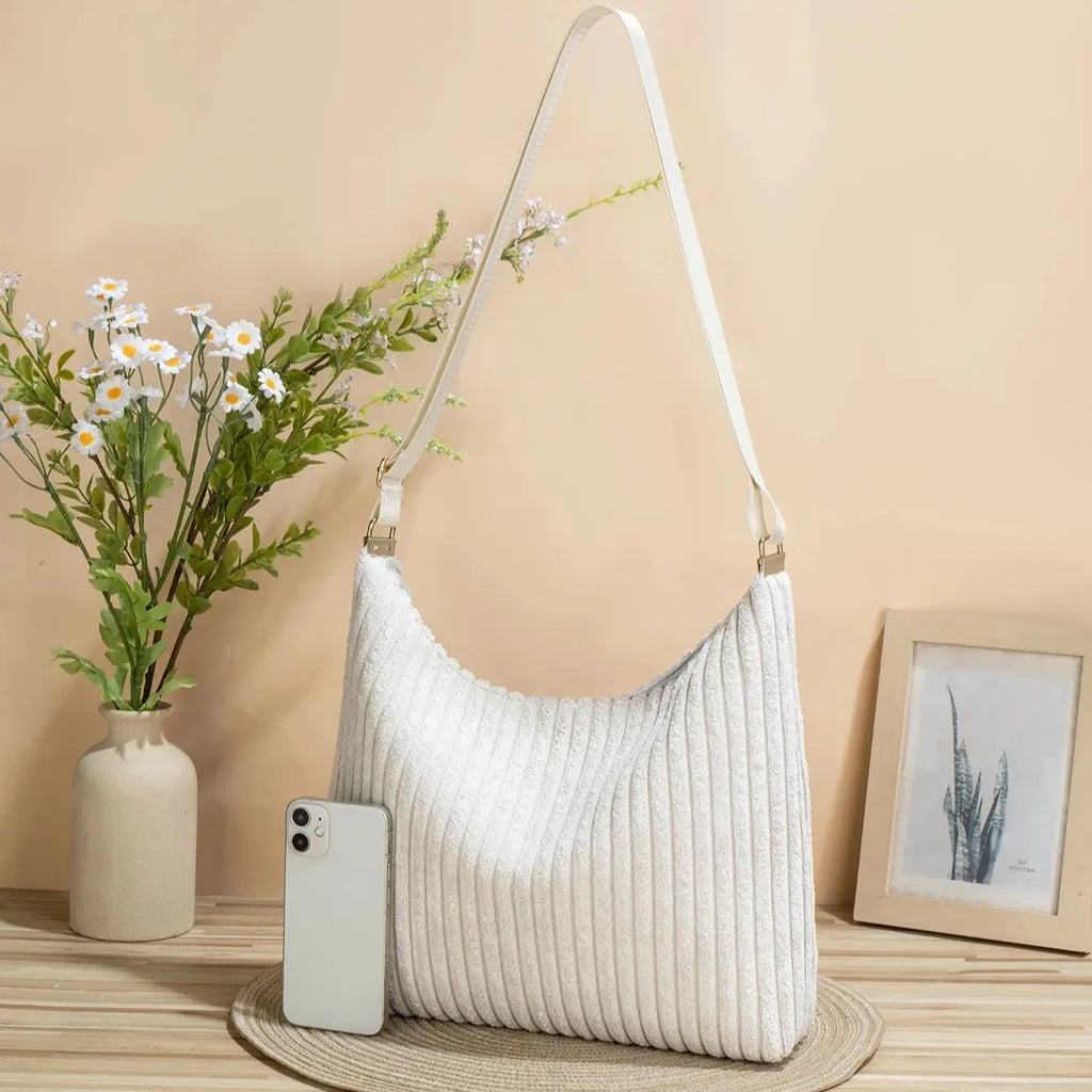 Sweet and fashionable straw-woven lock-fast messenger bag for women, new summer style, trendy and versatile chain