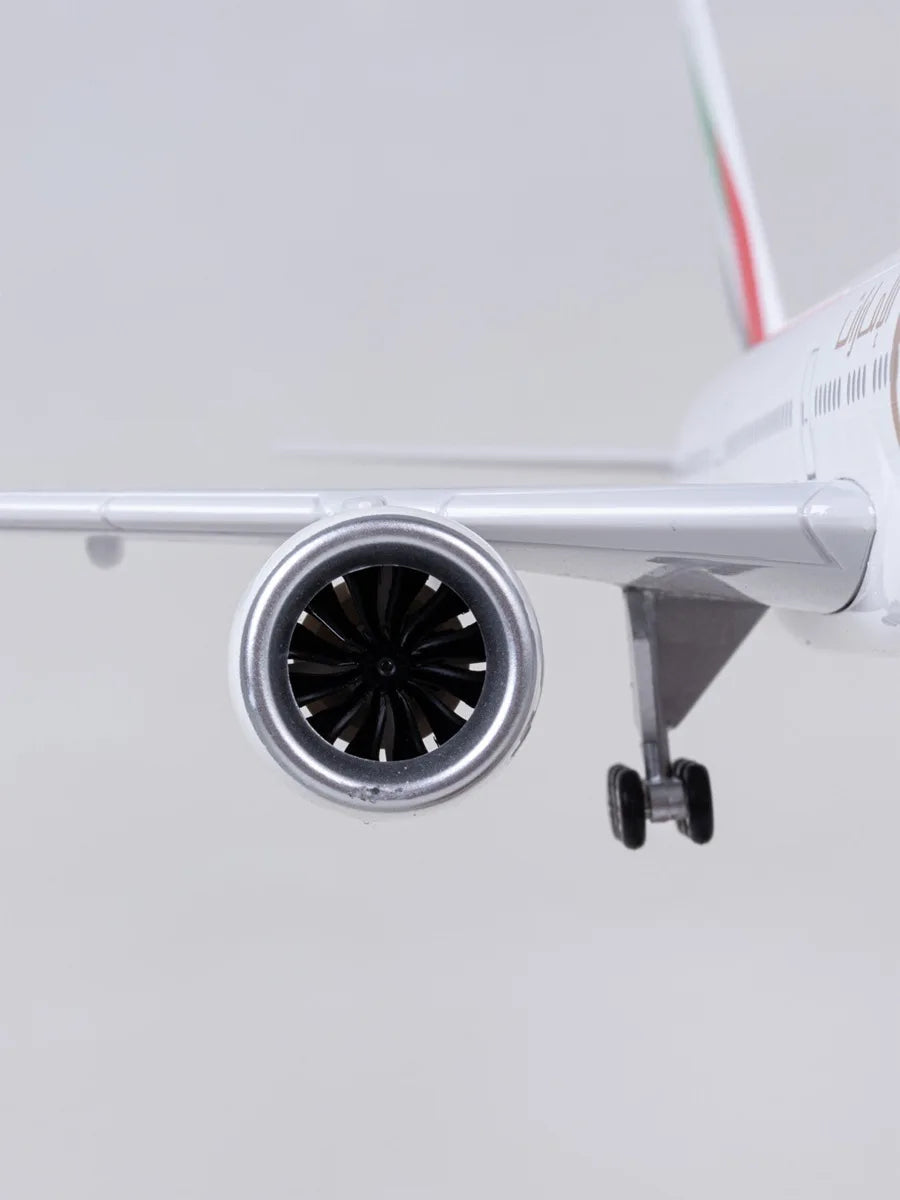 Plane Toy Model 47CM Scale Diecast Model B777 Emirates Airways 777 Resin Airplane With Light Toys Airline Collection Aviation