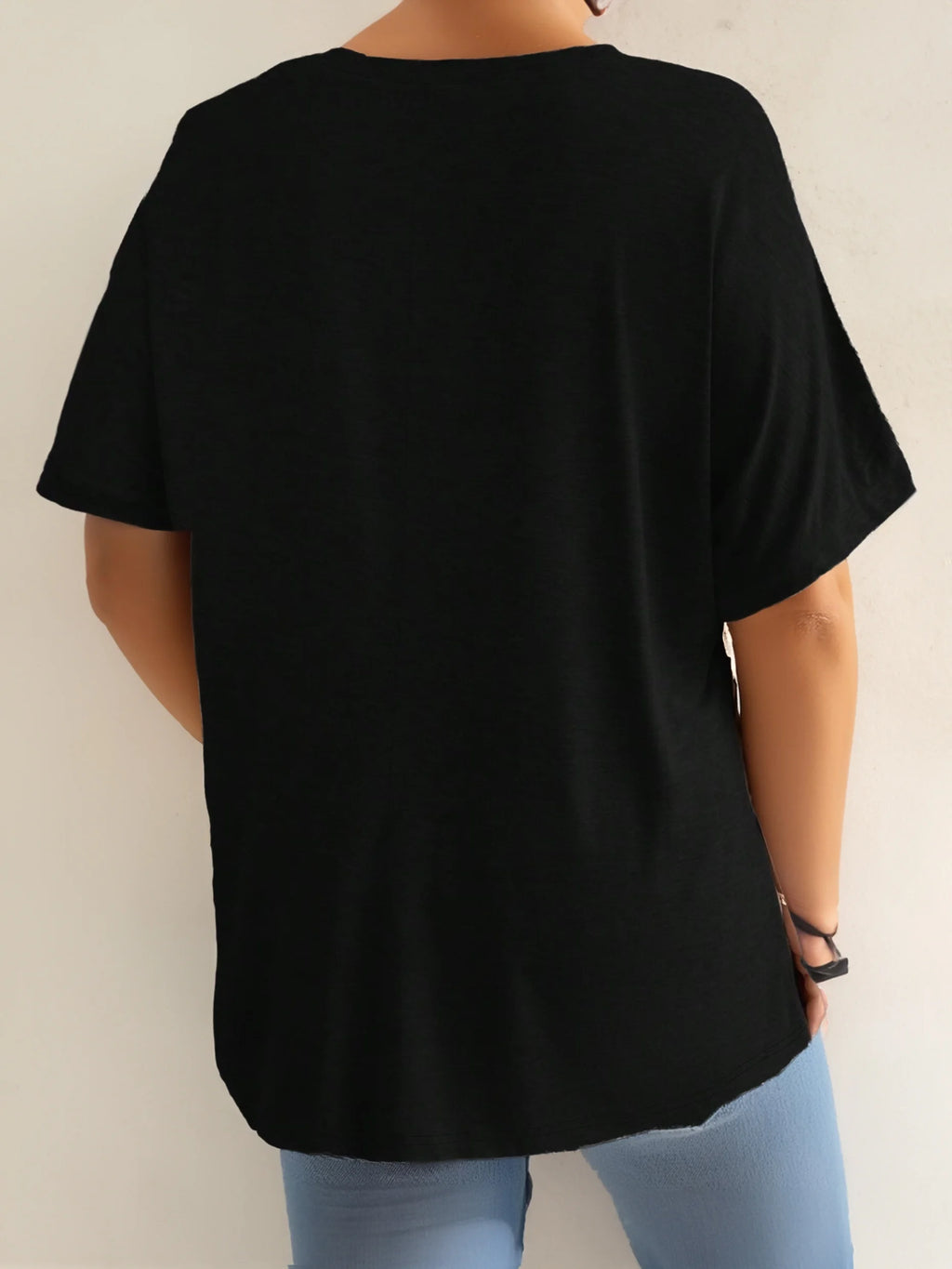 Plus Size Women's V-Neck Short Sleeve Casual T-Shirt with Front Pockets Comfortable and Stylish Top