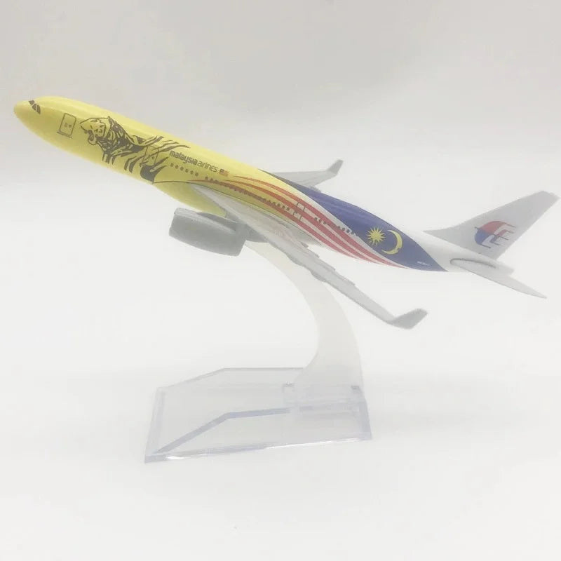 16cm 1/400 Scale Aircraft Series A330 A340 A220 Airplane Model Miniature Airplane Diecast Metal Child Toy Plane Collected Gift
