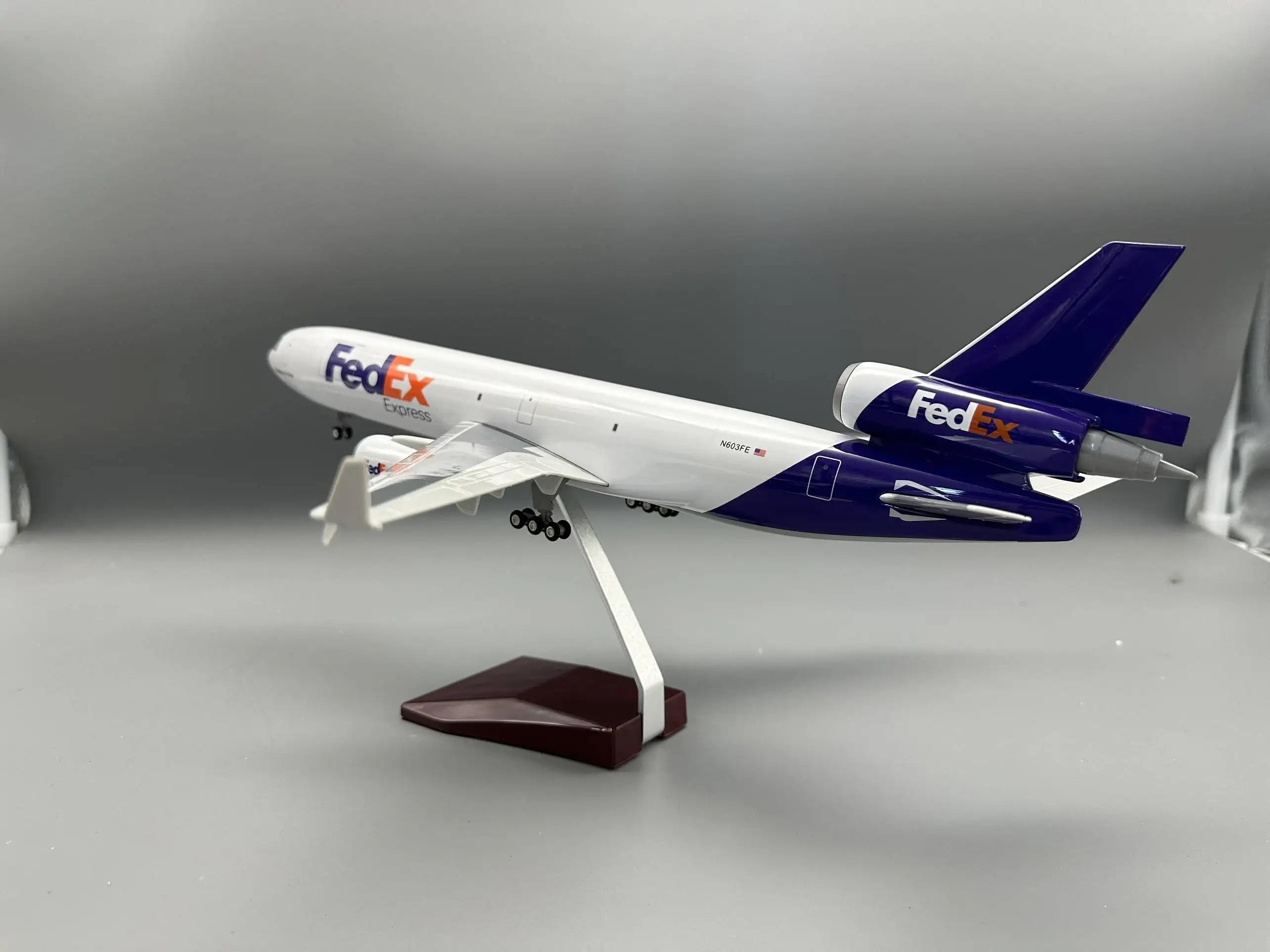 MD11 Plane Model FedEx Cargo Airways Resin Plastic model With Wheels Landing Gears Replica Static Souvenir Plane Toy Collection