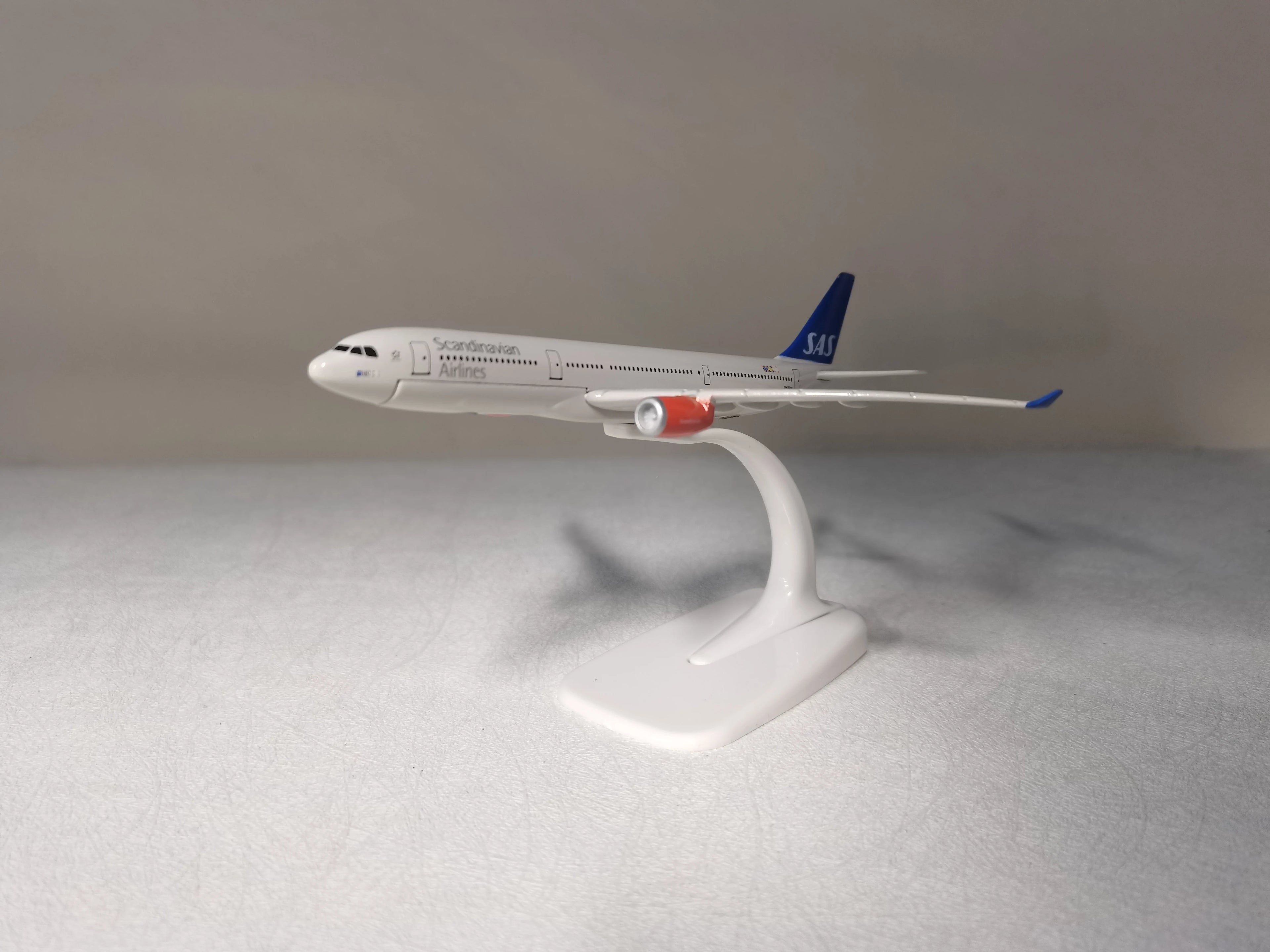 Decoration Model Toys 16CM 1/400 SAS A330 Model Star Alliance Airlines W Base Metal Alloy Aircraft Plane Collectible Display
