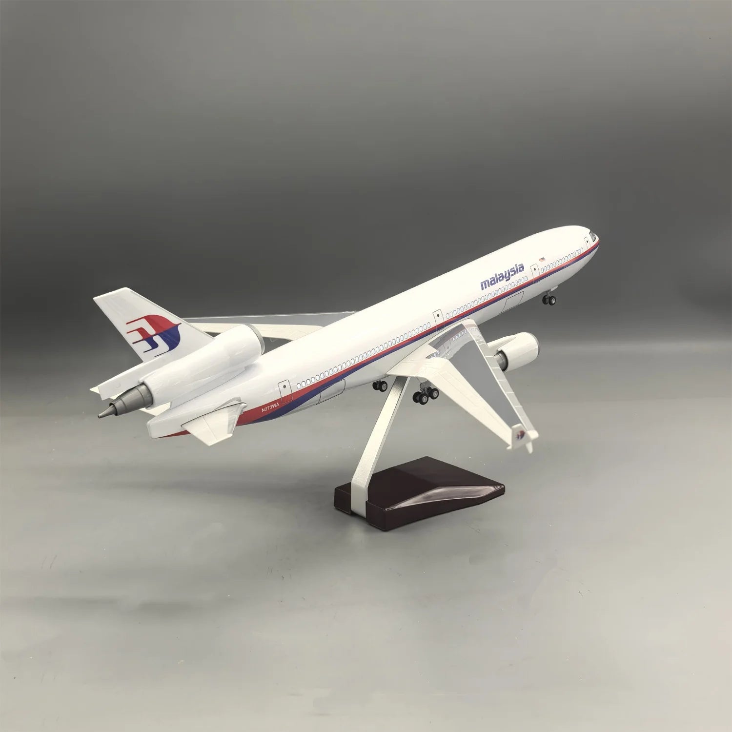 47cm Aircraft Model Malaysia Airways MD-11 1/130 Scale with Lights & Stand Resin Diecast Airplane Planes Souvenir Hobby Collect