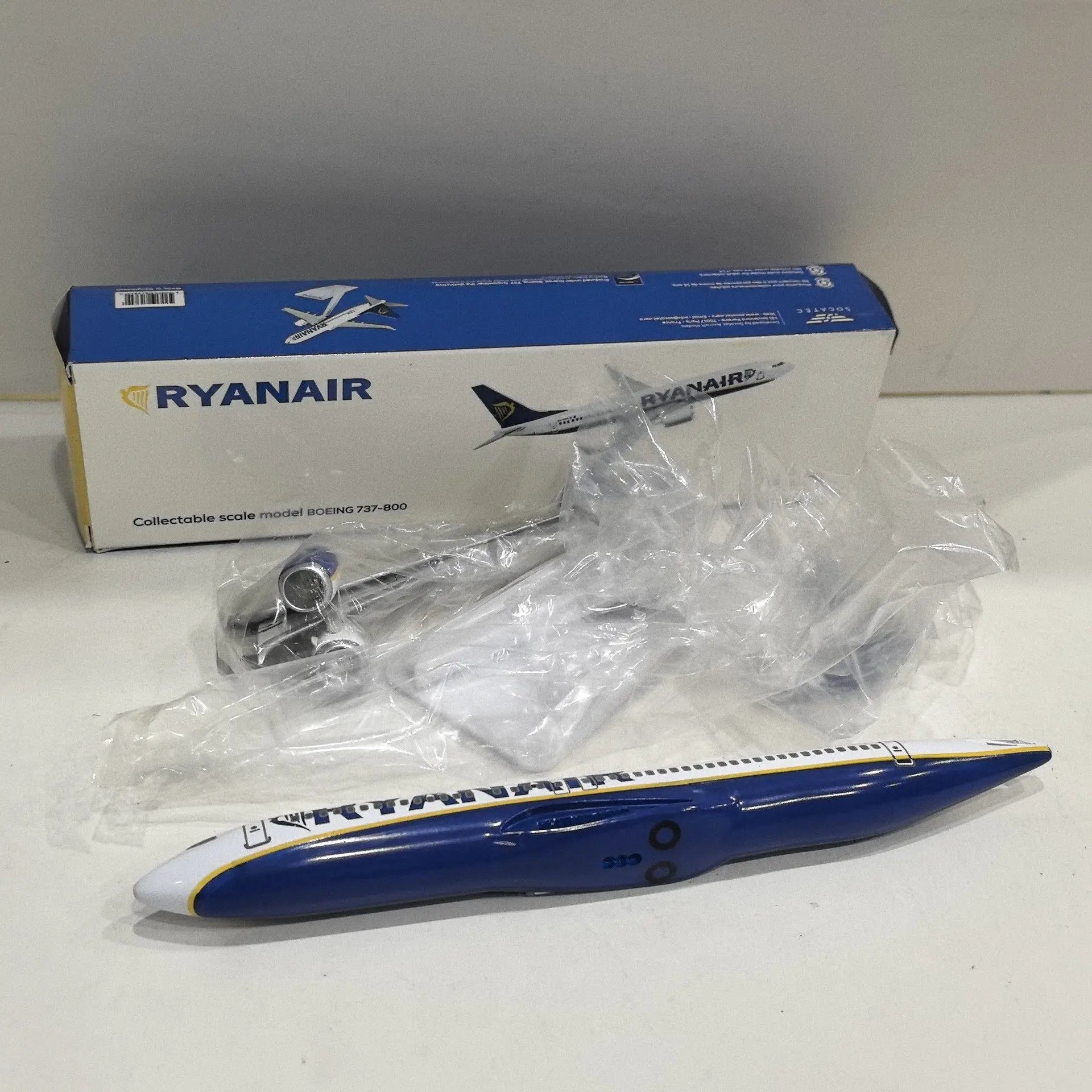 1: 200 Scale Ryanair BOEING 737-800 Boeing 12 Assembled Plastic Aircraft Model