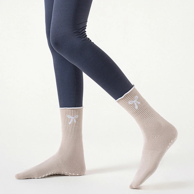 Dreamlikelin 1 Pair Women's Mid-Calf Pilates Socks Non-Slip Professional Yoga Socks Bow Print Fitness & Sports Socks