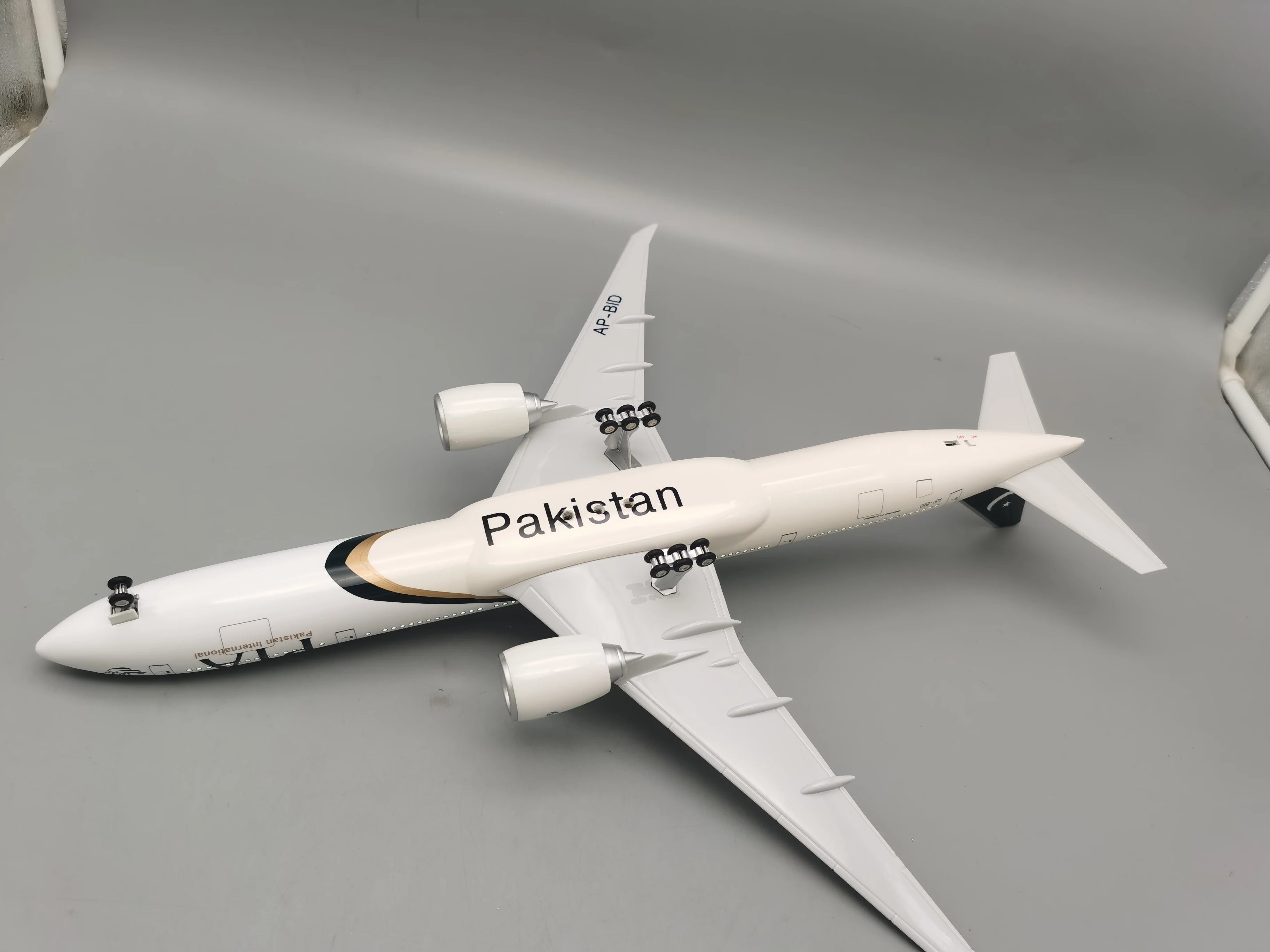 47CM 1/157 Scale B777 PIA Aircraft Model Pakistan Airlines Model Airplanes with Wheel Landing Gear Resin Miniature Plane for