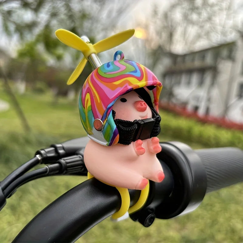 Cute Piglet Bicycle Helmet Handlebar Decoration, Strap-On Electric Vehicle, Car, and Motorcycle Decorations, Bicycle and Mountain Bike Decorations, Cute Piglet with Helmet Decoration, Strap-On Motorcycle Handlebar Creative De