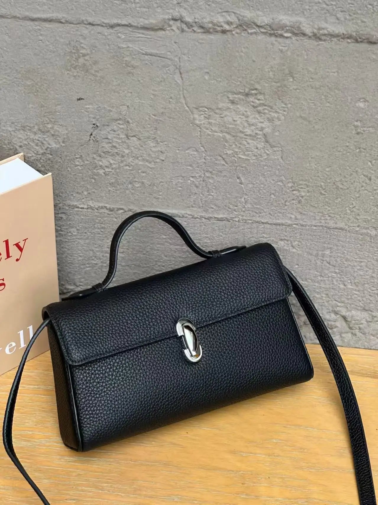 2026 Spring and Summer New Leather Women's Fashionable and Simple Versatile Messenger Bag Candy-colored Commuter Cover Small