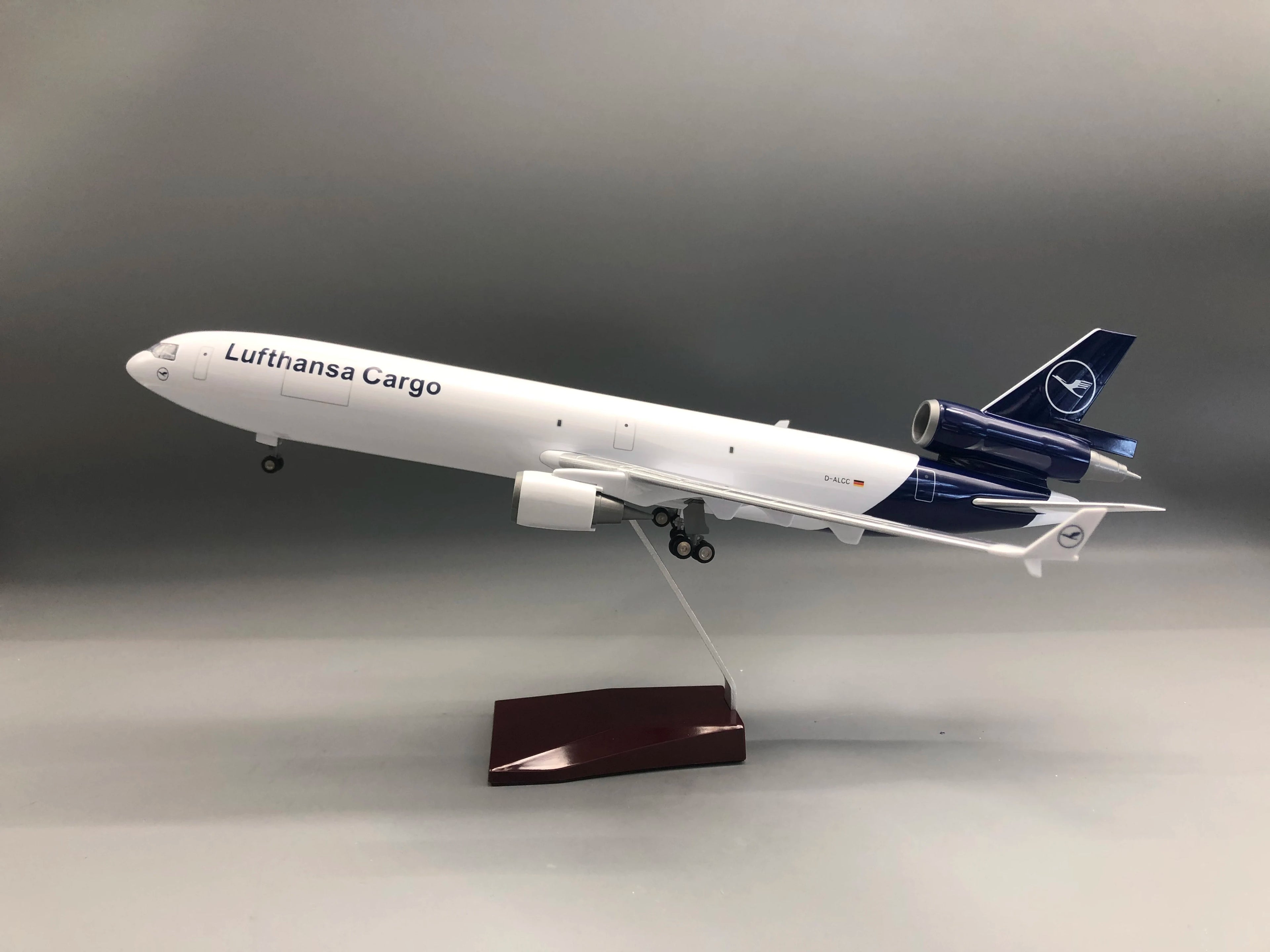 47cm Airplane Toy Models Lufthansa Cargo MD-11 Resin Diecast Aircraft With Wooden Base Collected Gift By Aviation Enthusiast