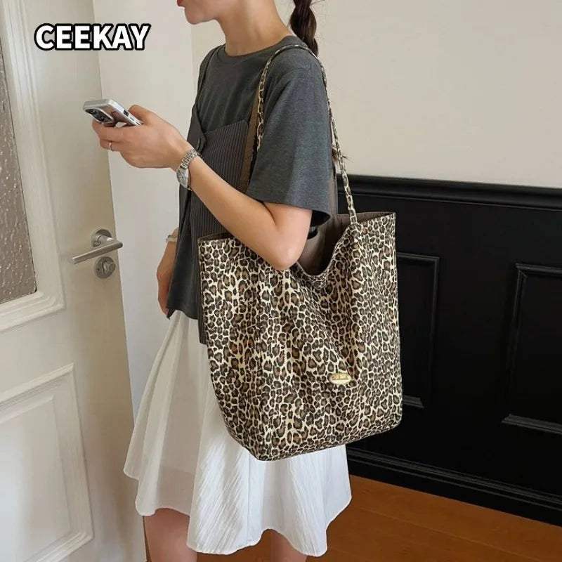 CEEKAY Women's Tote Bag Leopard Print Canvas Large Capacity Shoulder Handbag Zipper Closure Daily Casual Street Style