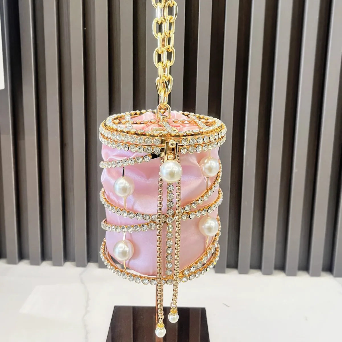 2025 New Women's Metal Bucket Bag Diamond Embedded Handbag Drawstring Chain Pig Cage Bird Cage Handheld Bag Alloy Material
