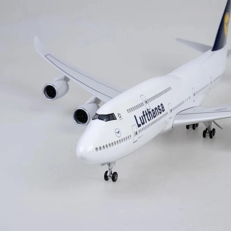 1:150 Scale 47cm Lufthansa B747-8 Airplane Model 747 Aircraft Model with Lights and Landing Gear Die-cast Resin Model Airplane