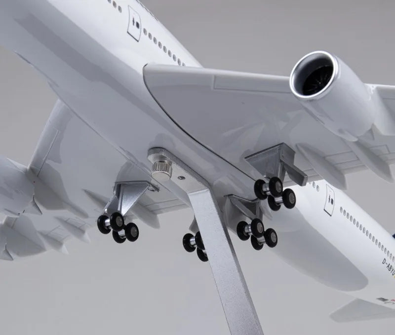 1:150 Scale 47cm Lufthansa B747-8 Airplane Model 747 Aircraft Model with Lights and Landing Gear Die-cast Resin Model Airplane