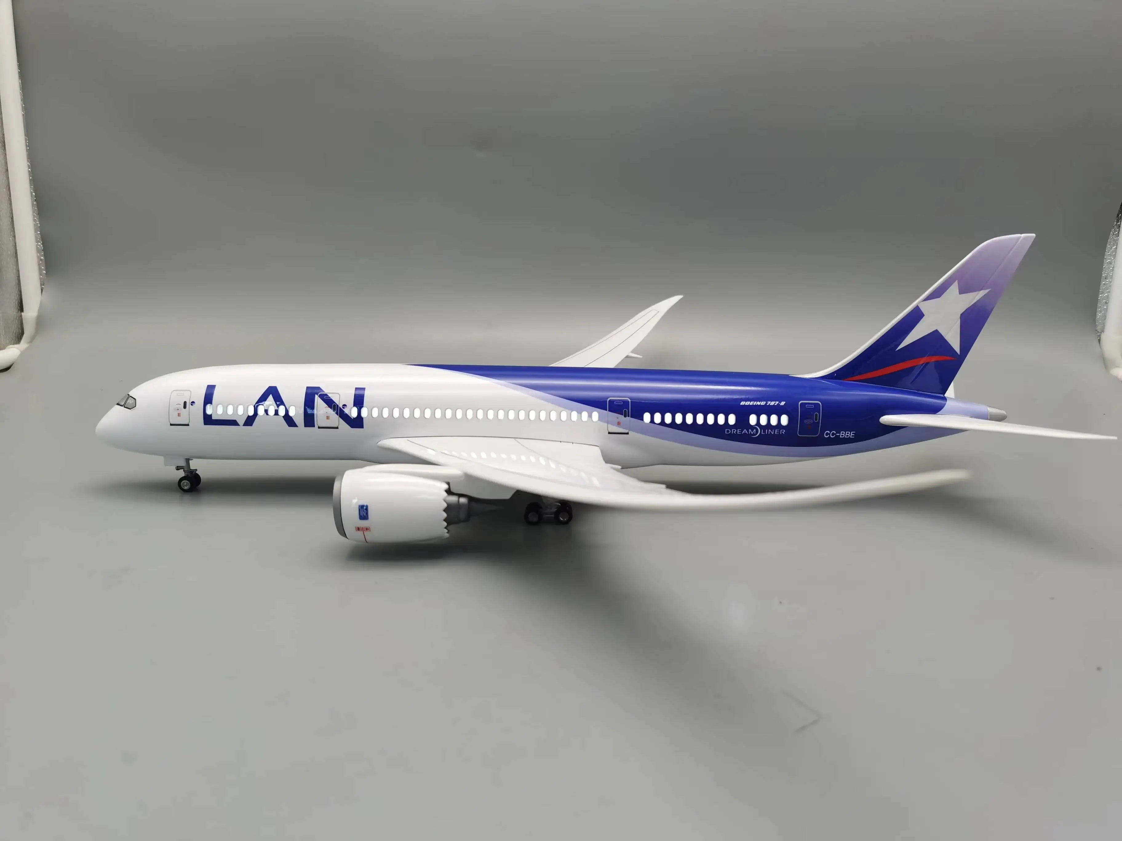 B787 Plane Model 47CM Chile LAN Airline airplane kids toys Model 1/130 scale Miniature With Light and Wheel for Collection