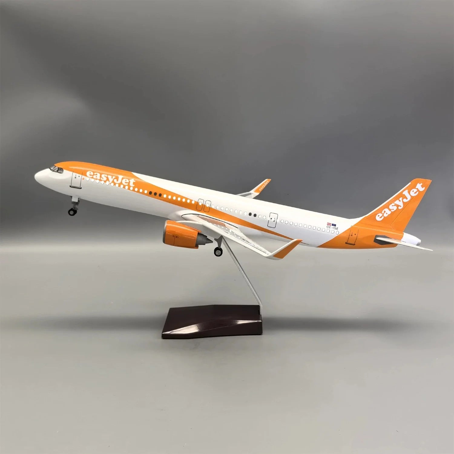 Aircraft model 321 EasyJet Airlines A321 miniature airplane Resin With Landing Gear Light Souvenir Plane Toy toys boys kids gift