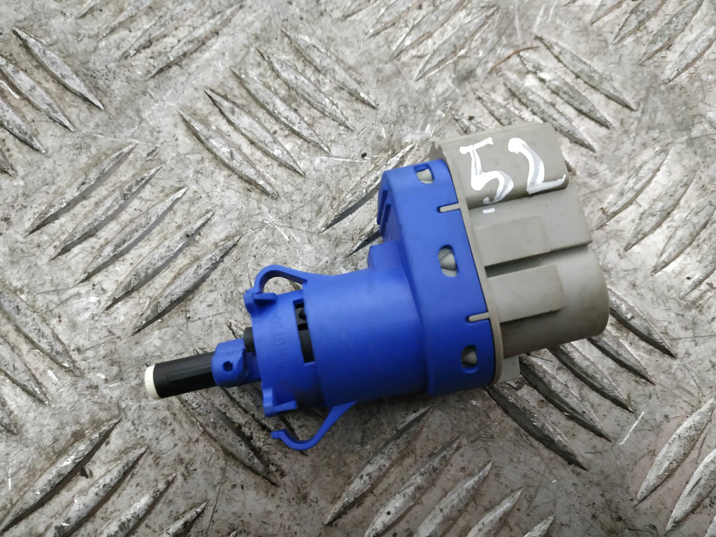Brake Light Switch Auto Stop Light Switch With 4 Pins For Ford Mustang Mendeo Edge 15 Explorer Raptor F150 8T4T9G854AA Car parts