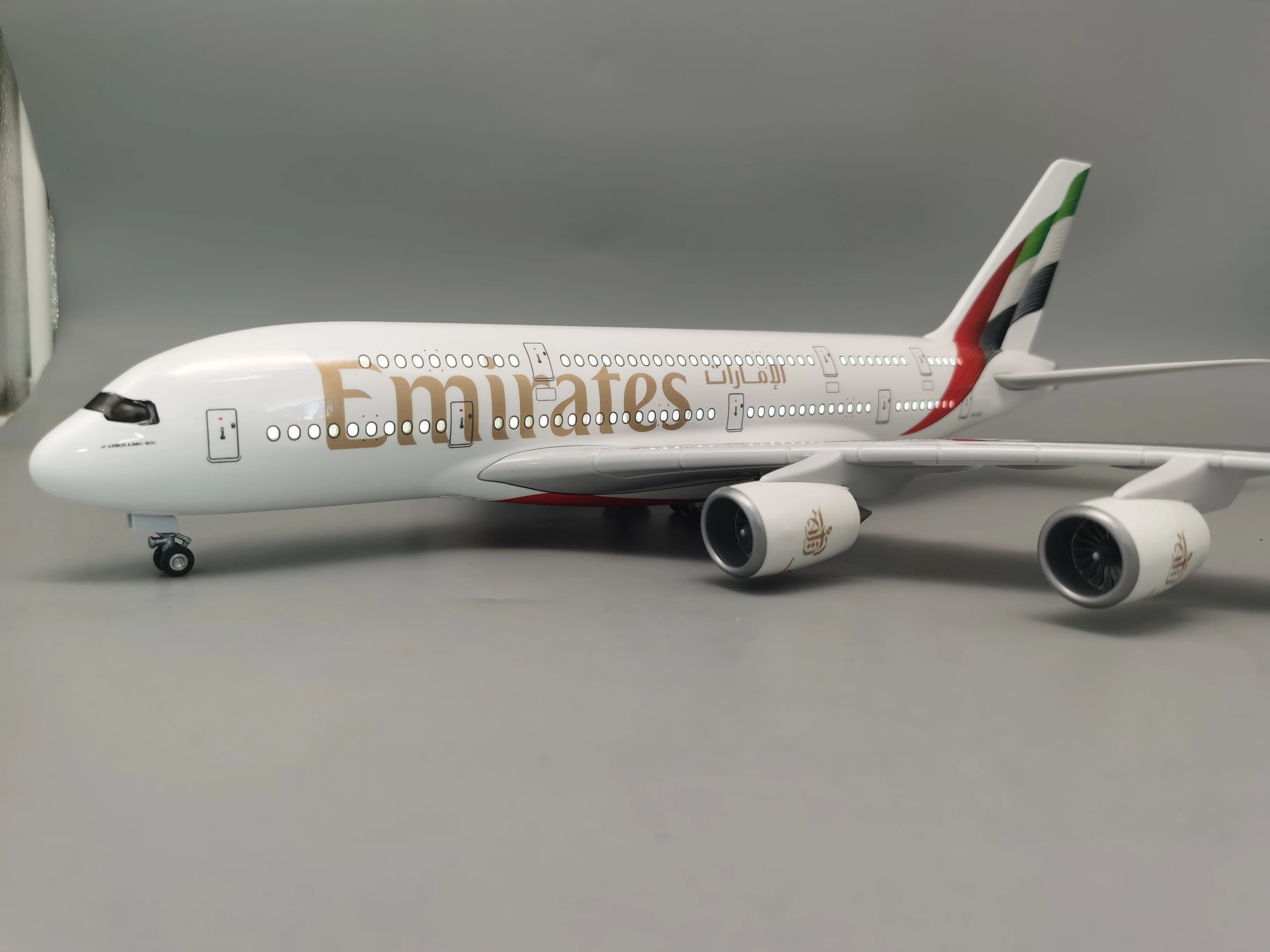47cm Airplane Model 1/160 Scale A380 New Emirates Airways Diecast Toy Planes ABS Plastic Model With Light And Wheels Collectible