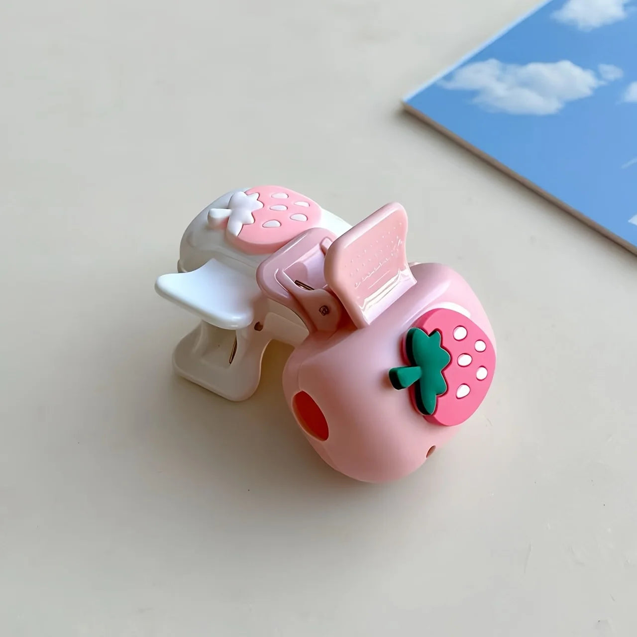 2Pcs Strawberry Shaped Toothbrush Clip with Dust Cover, Bathroom Toothbrush Protective Cover, Essential for Home and Travel