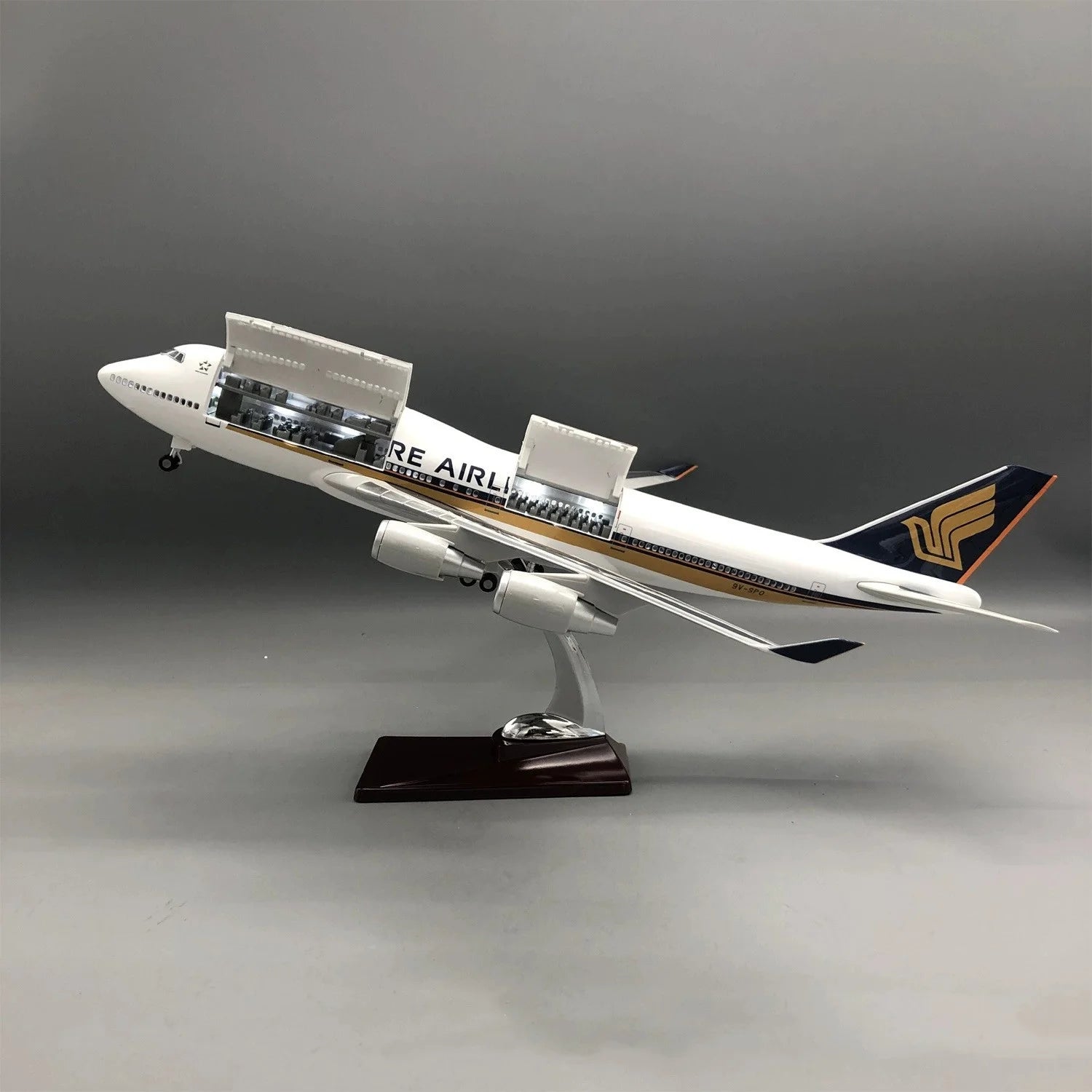 47cm Diecast 1:160 Scale Airplanes B747 Singapore Airways Resin Plane Model Kit Opened Hatch Door With LED Aviation Hobbies Toy
