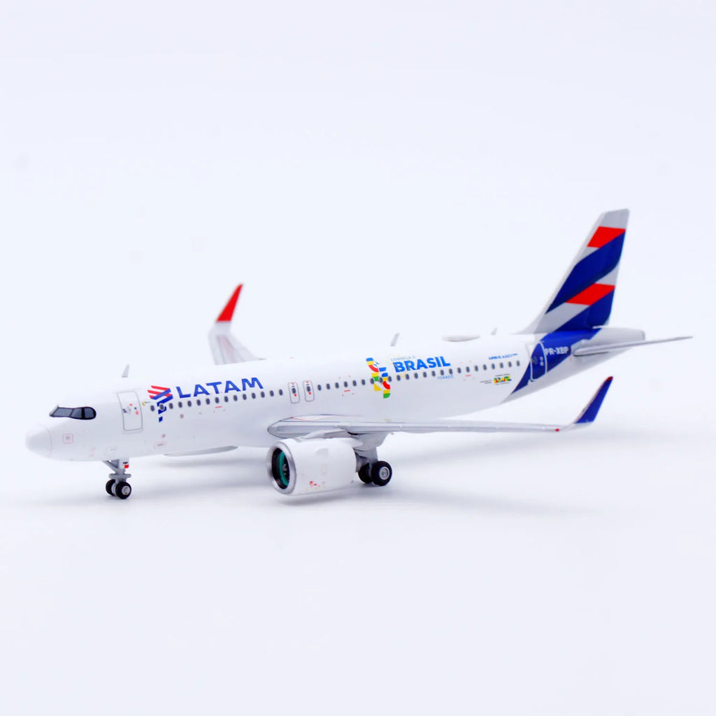 XX40212 Alloy Collectible Plane Gift JC Wings 1:400 LATAM Airlines Airbus A320neo Diecast Aircraft Jet Model PR-XBP With Stand