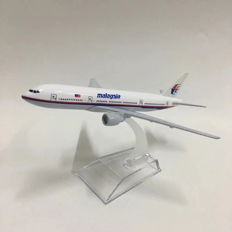 House Accessories 1/400 Scale Planes Toy 16cm Malaysia Airlines 777 Airplane Model Airplane Diecast Metal Aviation
