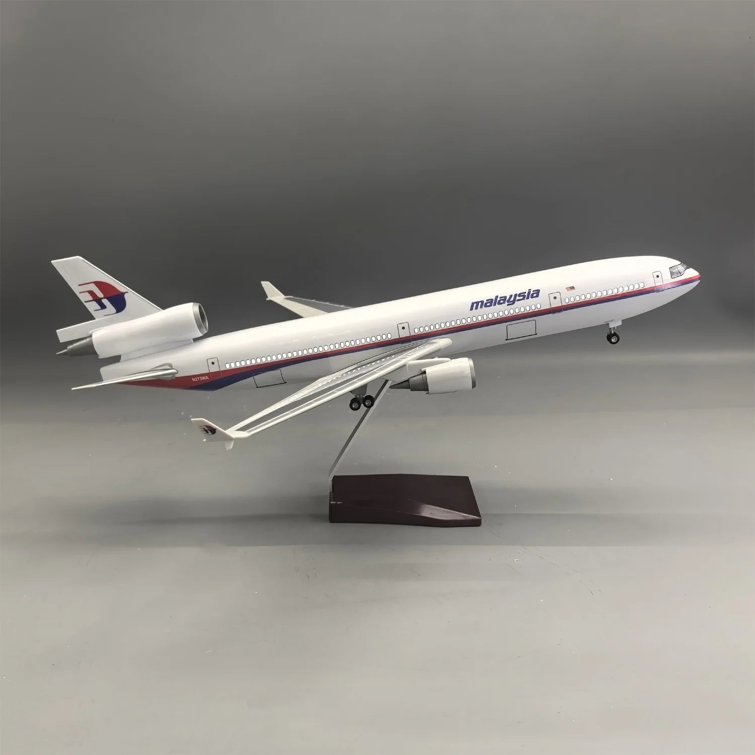 47cm Aircraft Model Malaysia Airways MD-11 1/130 Scale with Lights & Stand Resin Diecast Airplane Planes Souvenir Hobby Collect