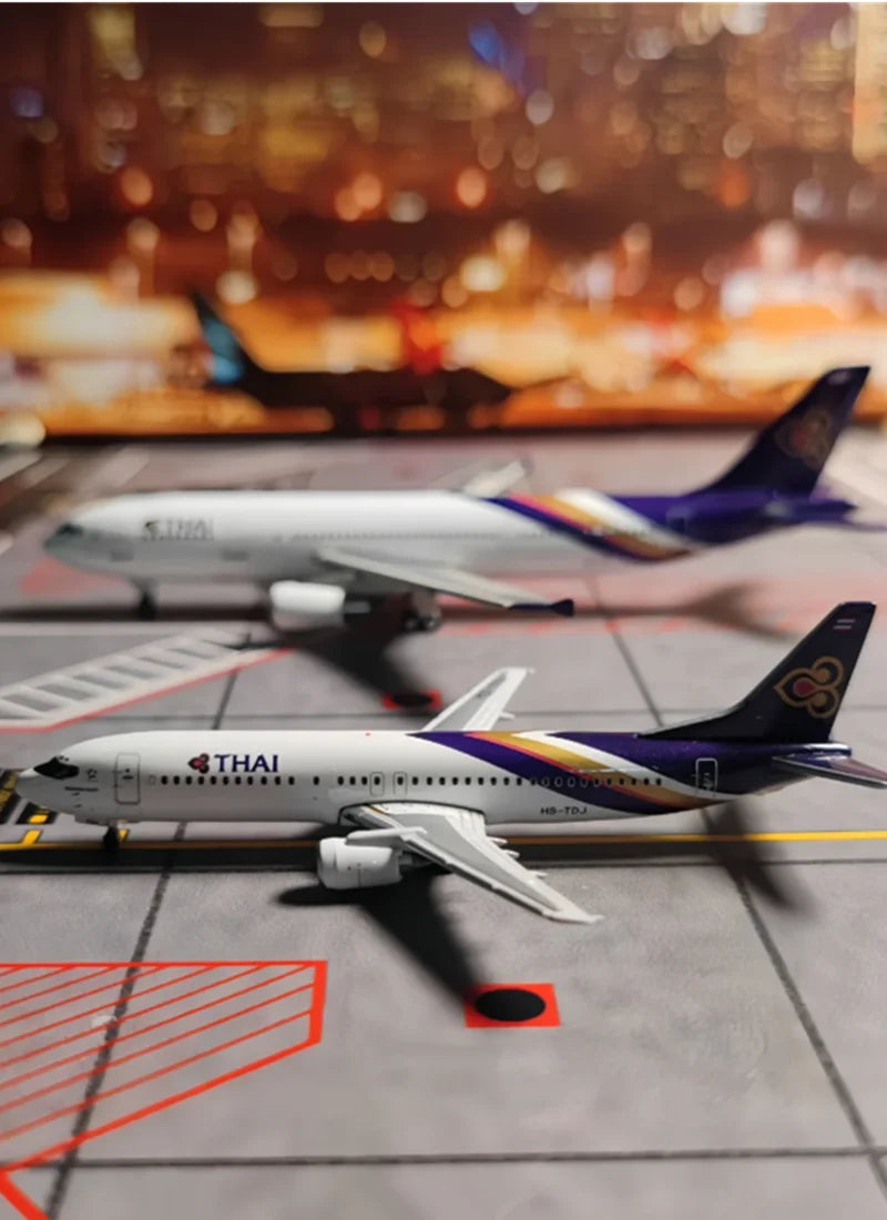 New 1/200 Scale A350-900 Thailand THA/ UAE Emirates Airline Aircraft Assembly Plane Model Airplanes Toy Collection Display Gifts