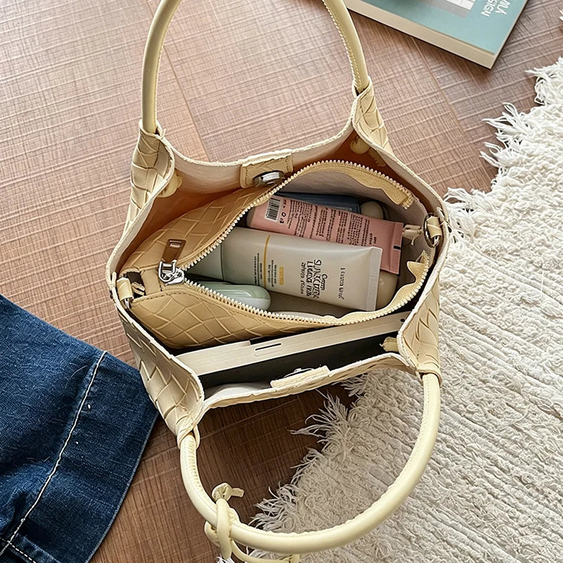 Vintage Woven Bucket Bag Fashion Casual Women'S Shoulder Bag Korean Version Commuting Large Capacity Handbag Pu Crossbody Bag