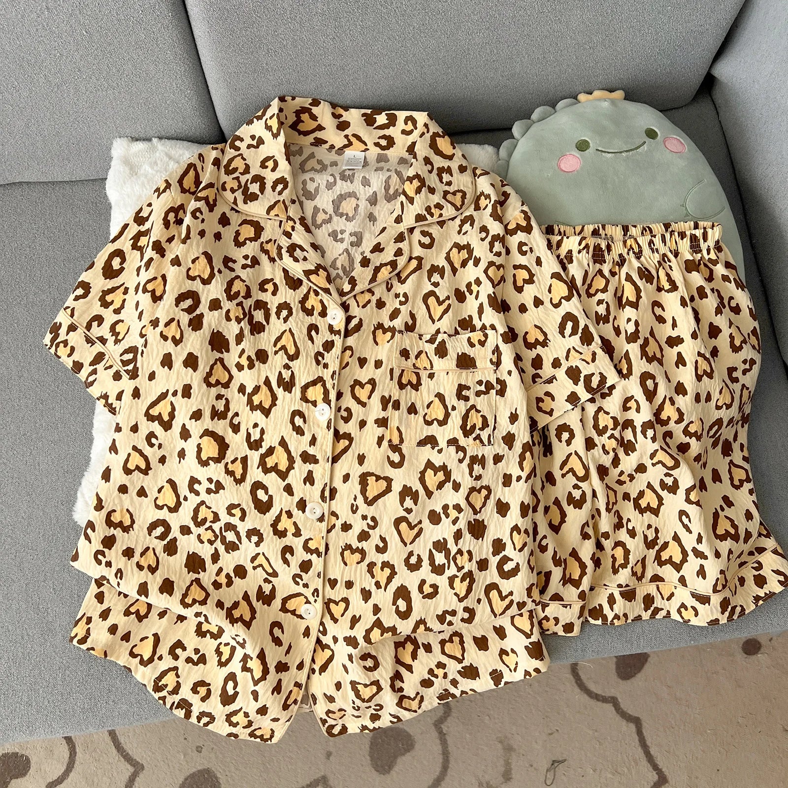 Women's Summer Thin Pajamas with Leopard Print Pattern, Short-Sleeved Shorts, Sweet and Cute, Can Be Worn Outside in Summer, Two-Piece Home Wear Set