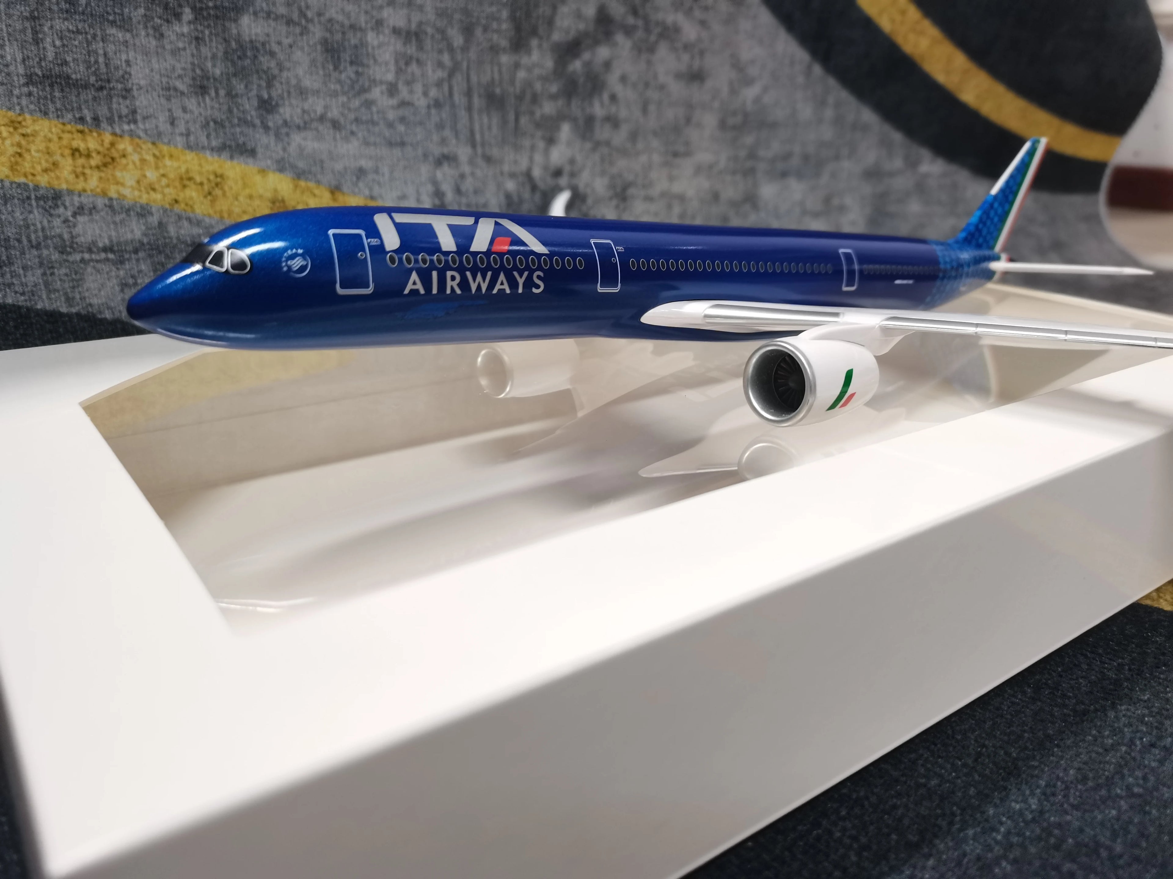 1/200 Scale Toy Airplane A350-900 Italy ITA Airline Aircraft Model Toy Planes Plastic ABS Assembly Plane Toy For Collection