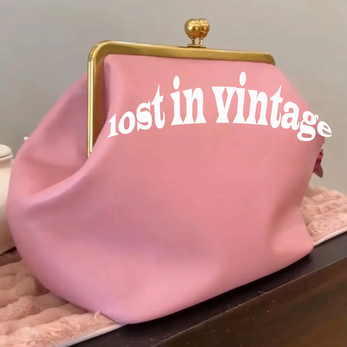 LOST IN VINTAGE Artificial Leather Soild Bag Large Balls Kiss-lock Large Big Clutch Handbag Proudly Carried In Hand 35x30x20cm
