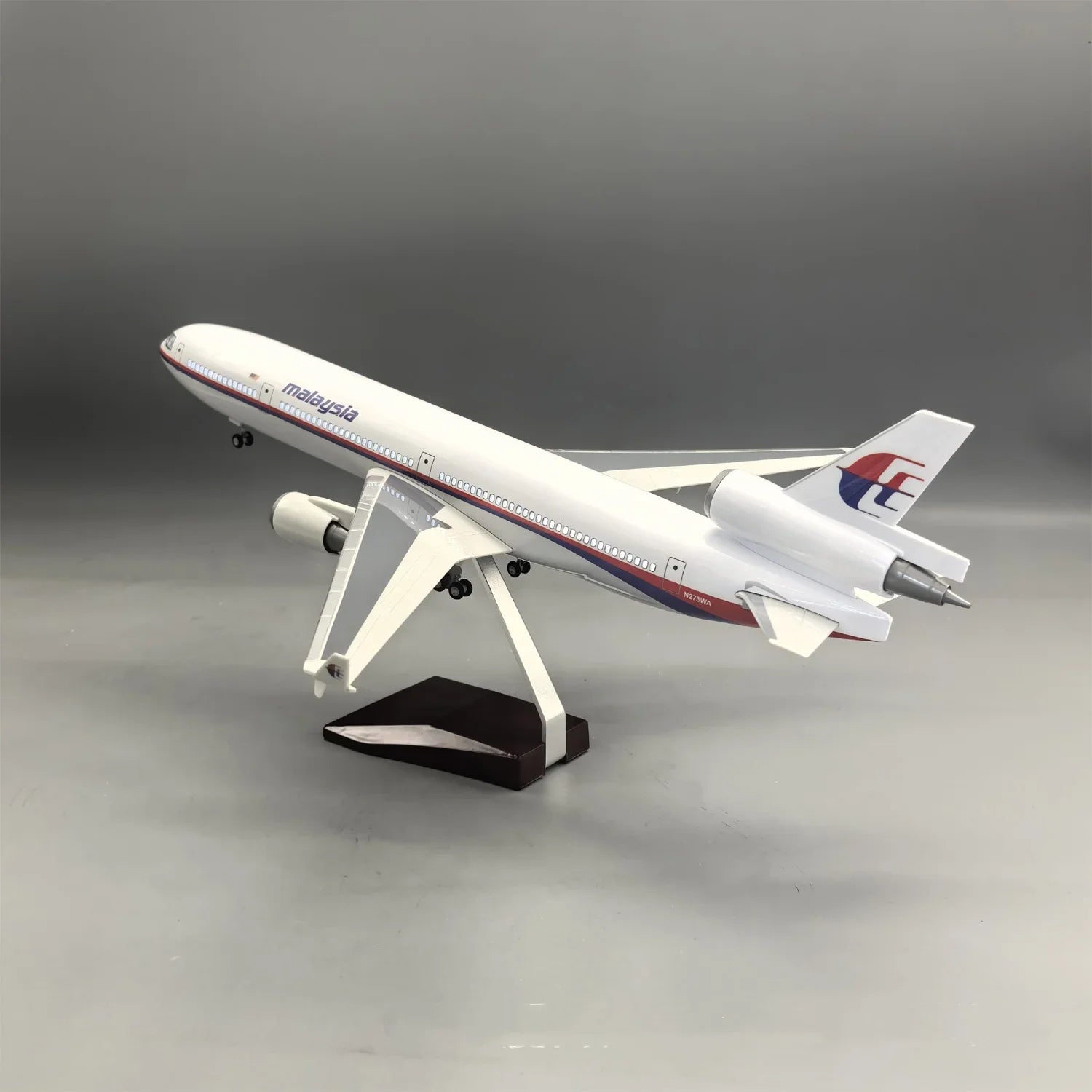 47cm Aircraft Model Malaysia Airways MD-11 1/130 Scale with Lights & Stand Resin Diecast Airplane Planes Souvenir Hobby Collect