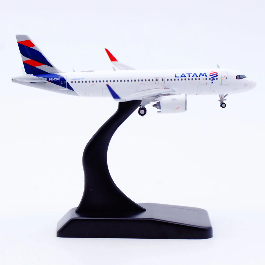 XX40212 Alloy Collectible Plane Gift JC Wings 1:400 LATAM Airlines Airbus A320neo Diecast Aircraft Jet Model PR-XBP With Stand