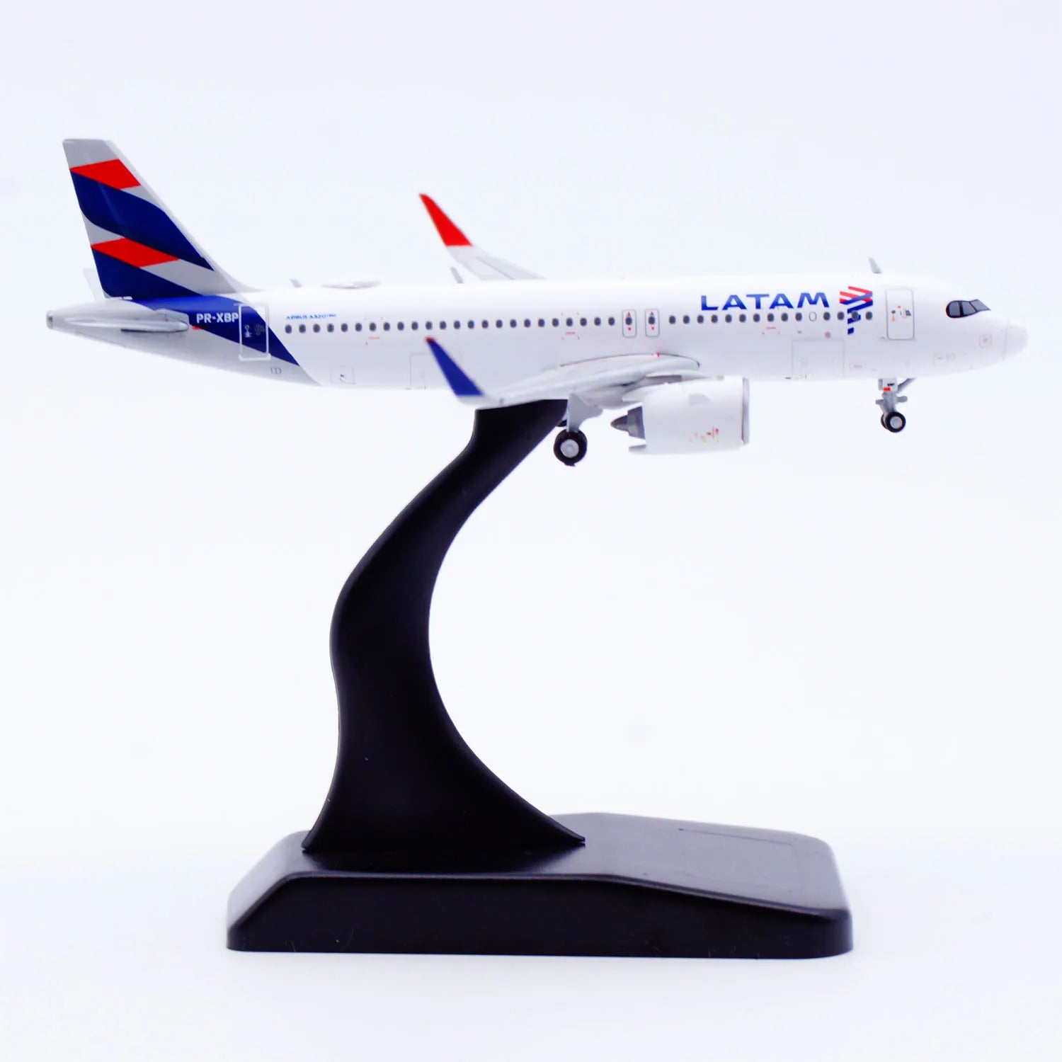 XX40212 Alloy Collectible Plane Gift JC Wings 1:400 LATAM Airlines Airbus A320neo Diecast Aircraft Jet Model PR-XBP With Stand