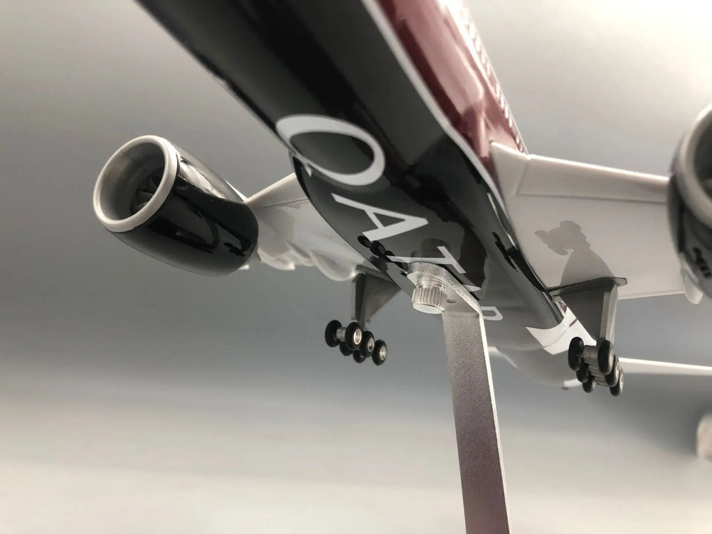 47CM 777-300 Qatar Airways Airplane Model Toy Resin Replica Plane Model with Landing Gear Wheels Light(Touch or Sound Control)
