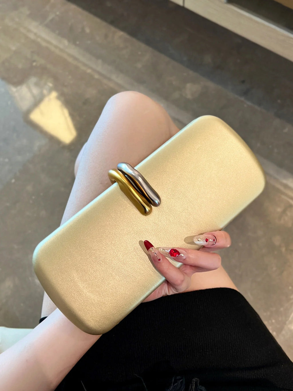 Stylish and Luxurious Design Womens Clutch Evening Bag Shoulder Bag/Crossbody Bag with Chain Suitable for Weddings and Parties.