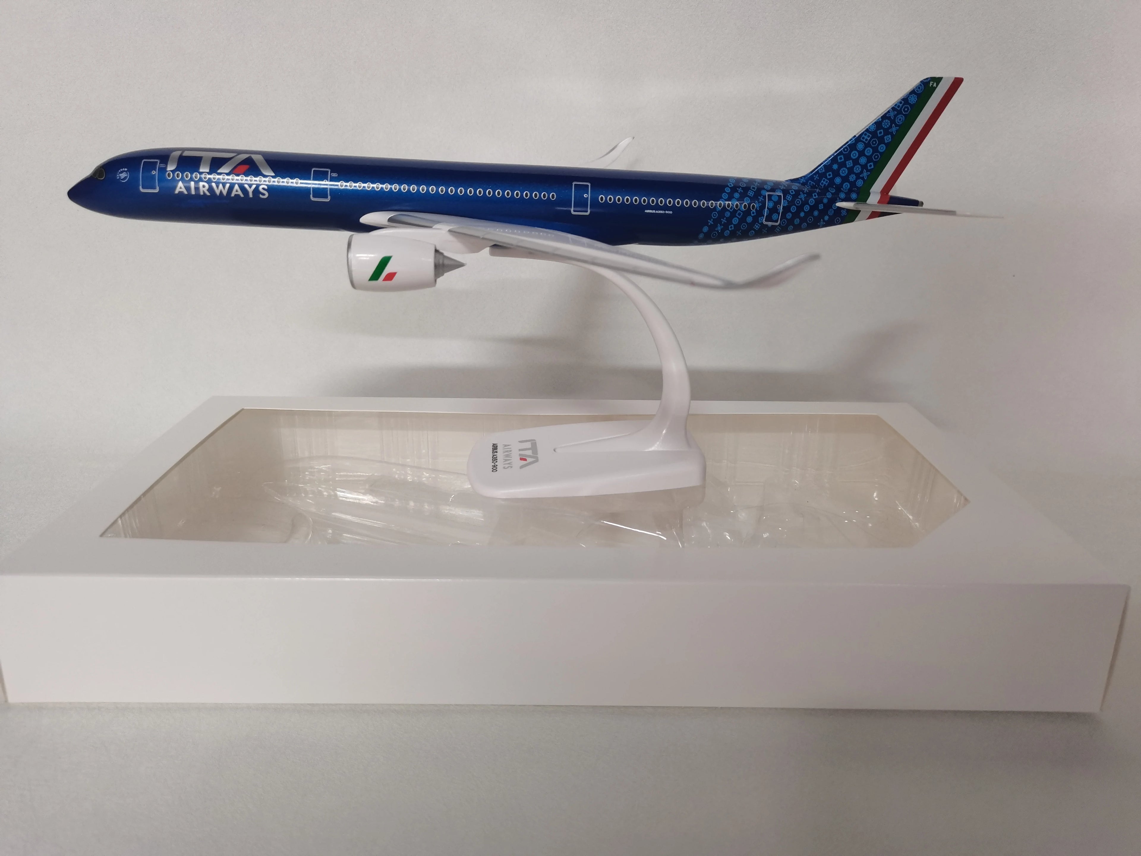 1/200 Scale Toy Airplane A350-900 Italy ITA Airline Aircraft Model Toy Planes Plastic ABS Assembly Plane Toy For Collection