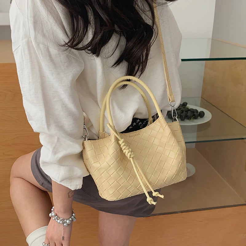 Vintage Woven Bucket Bag Fashion Casual Women'S Shoulder Bag Korean Version Commuting Large Capacity Handbag Pu Crossbody Bag