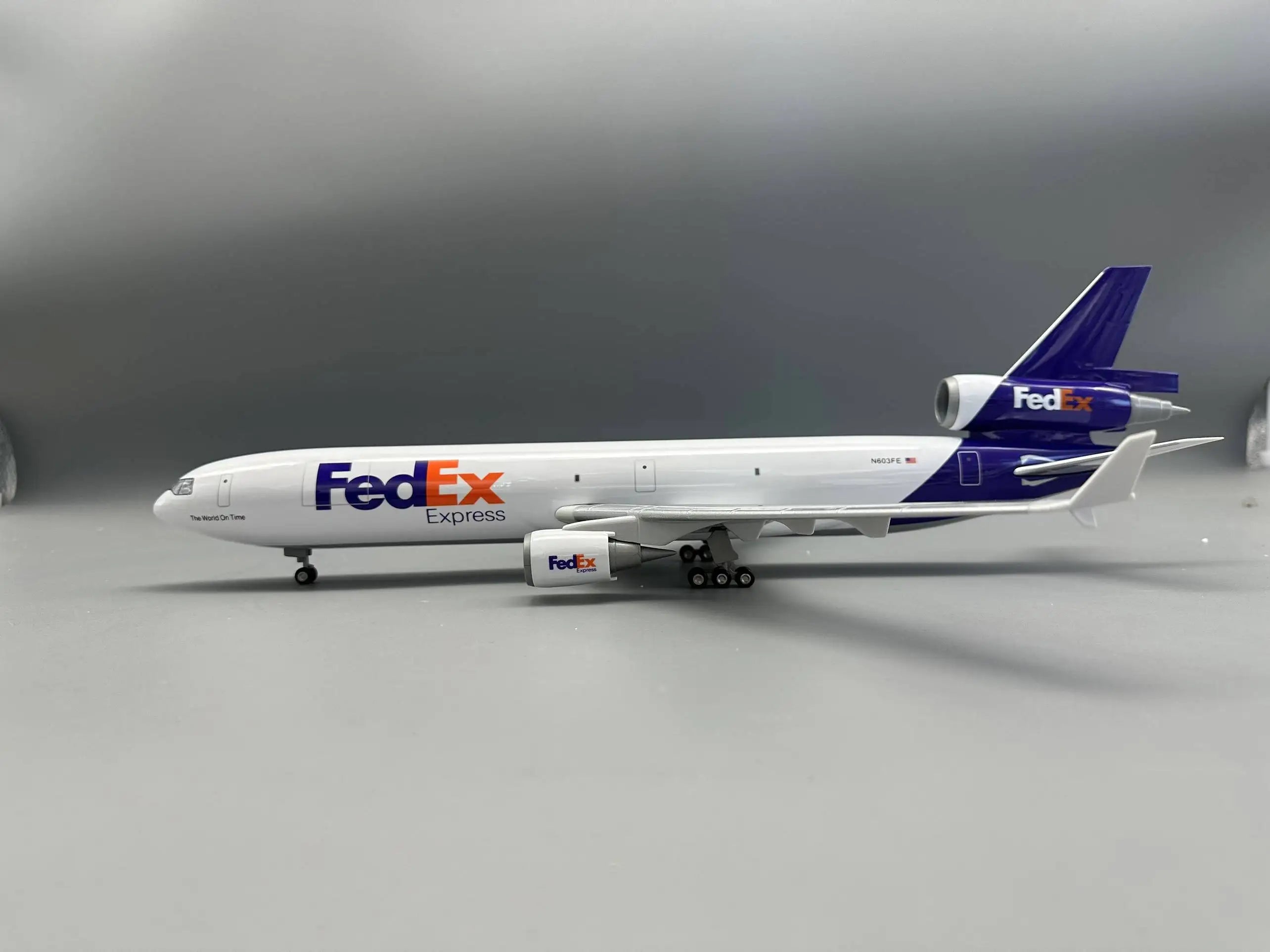 MD11 Plane Model FedEx Cargo Airways Resin Plastic model With Wheels Landing Gears Replica Static Souvenir Plane Toy Collection
