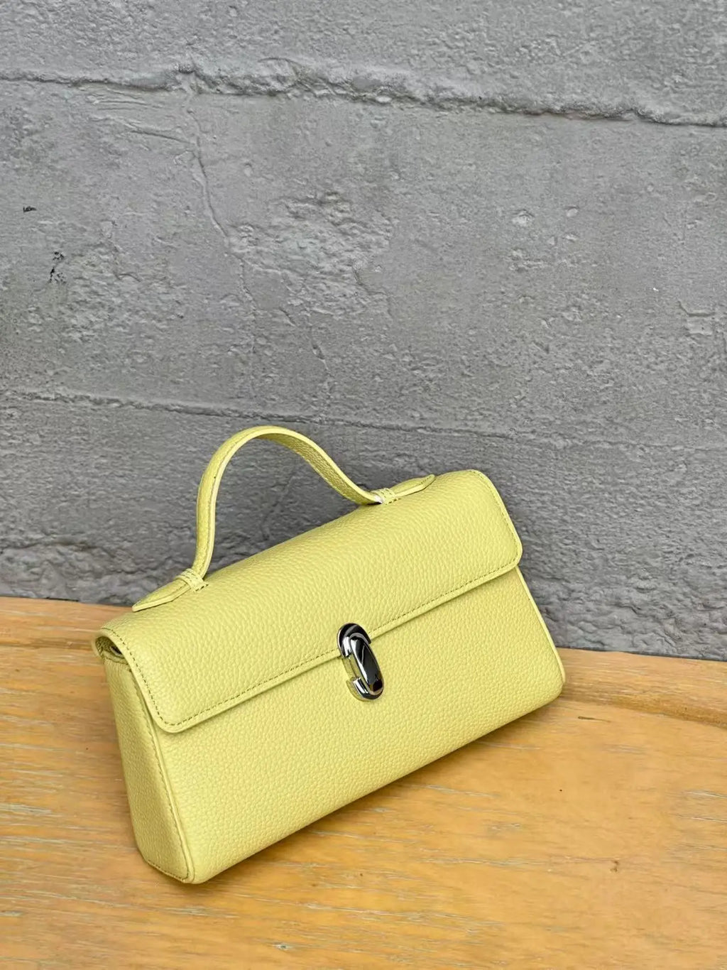 2026 Spring and Summer New Leather Women's Fashionable and Simple Versatile Messenger Bag Candy-colored Commuter Cover Small