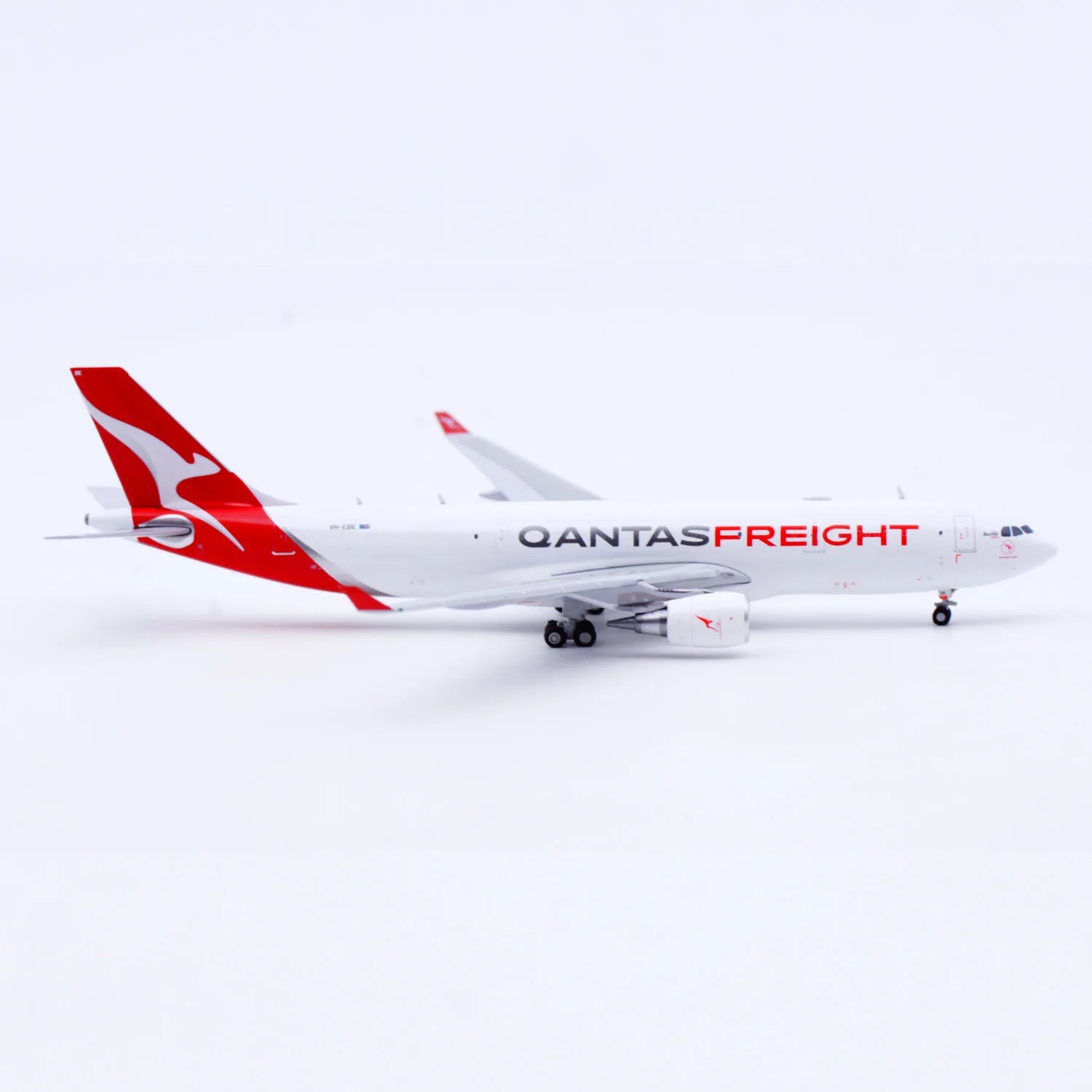 XX40247 Alloy Collectible Plane Gift JC Wings 1:400 Qantas Freight Airbus A330-200 Diecast Aircraft Jet Model VH-EBE With Stand