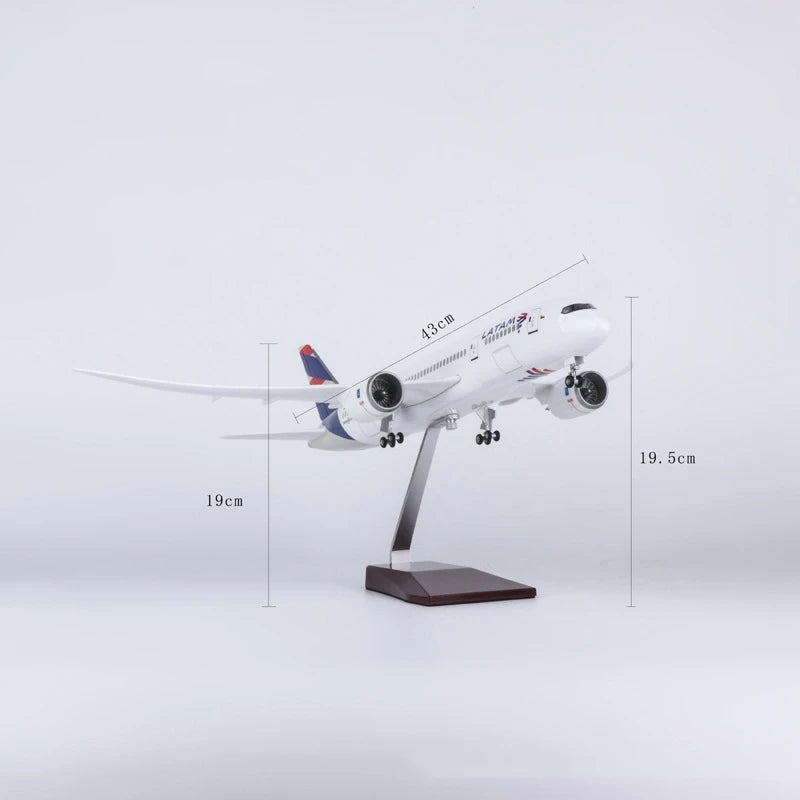 1:130 Scale Aircraft Latam Airlines B787 Dreamliner Collection Educational toy boys W Lights & Wheels Souvenir Plane
