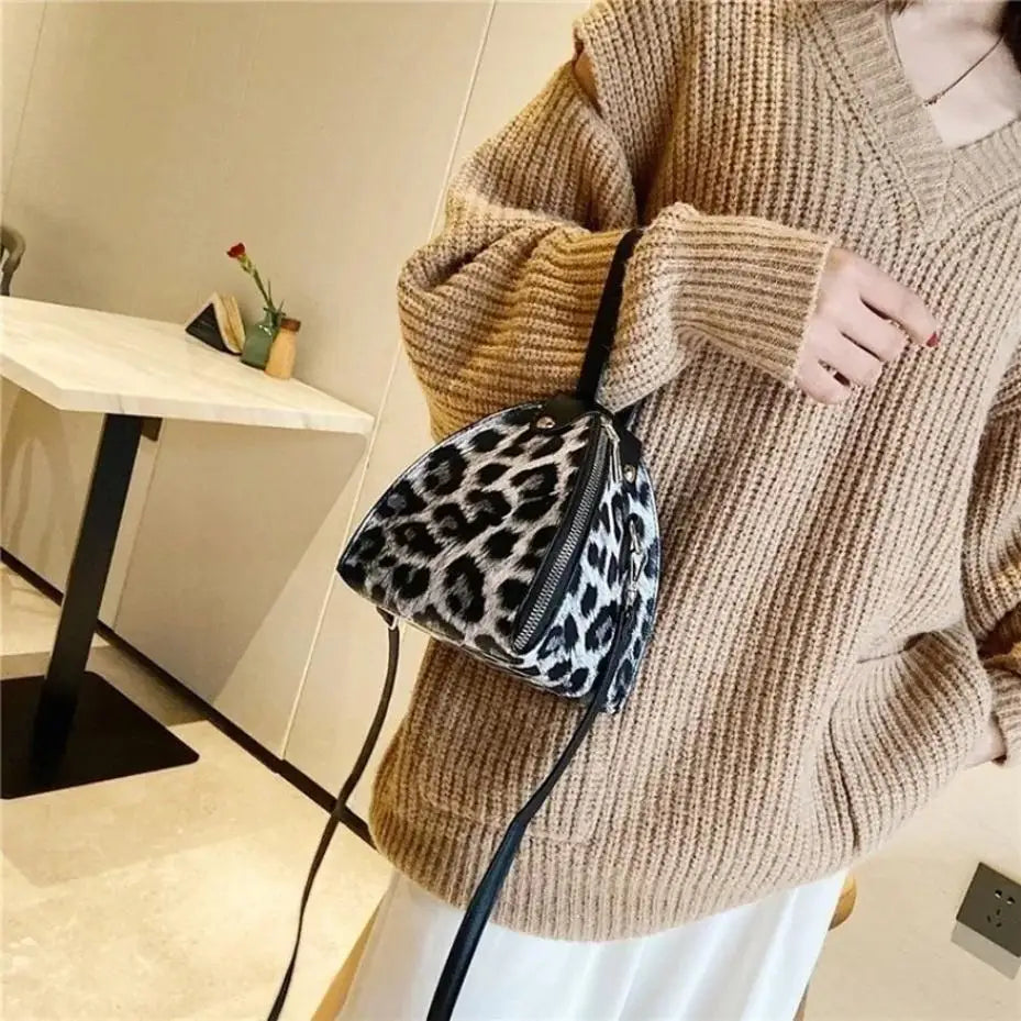 1 Pcs Korean Women's One Shoulder Handbag Various Styles Cute Wallet Purse Wave Portable Triangle Bag Korean Fashion Girl Bag