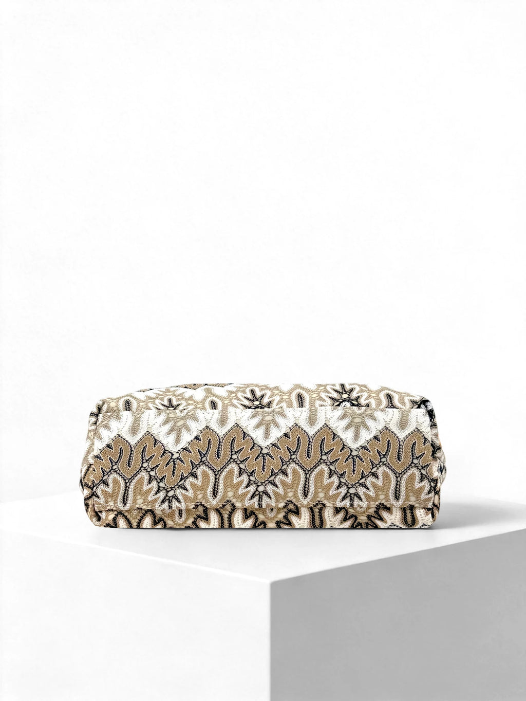 2026 New Bohemian Style Jacquard Clutch Bag for Women, Vintage Wave Pattern Embroidered Pleated Cloud Bag, Large Capacity Versatile Clutch for Various Occasions, Evening Bags, Commuting Dumpling Bag (Pattern Random)