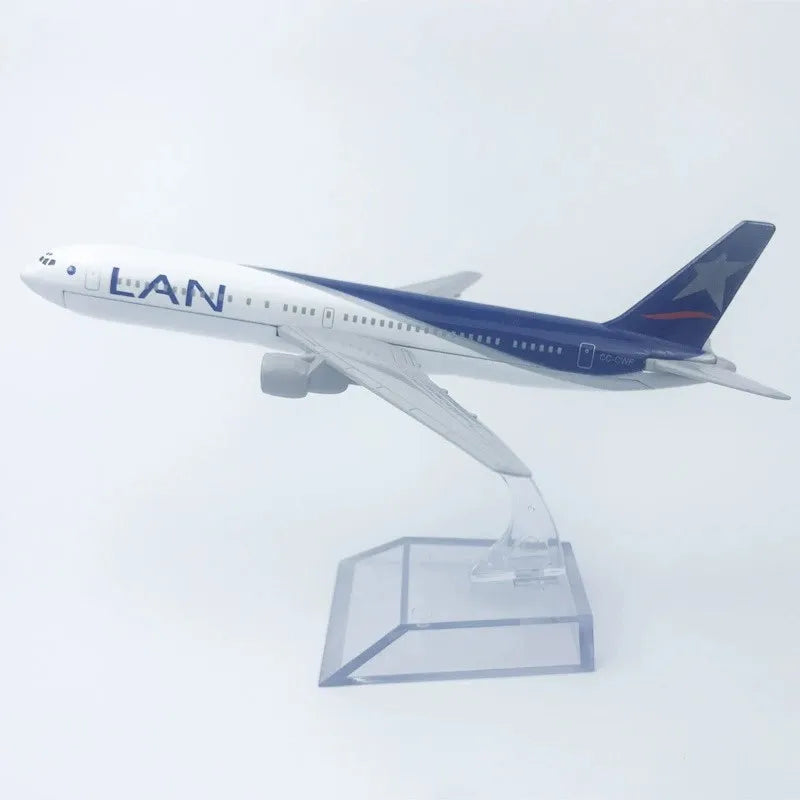 Models Plane Toys Model 16cm B777 Chile LAN Airways Metal Replica 1:400 Scale 777 Aircraft Aviation Souvenir Plane Toy With Base
